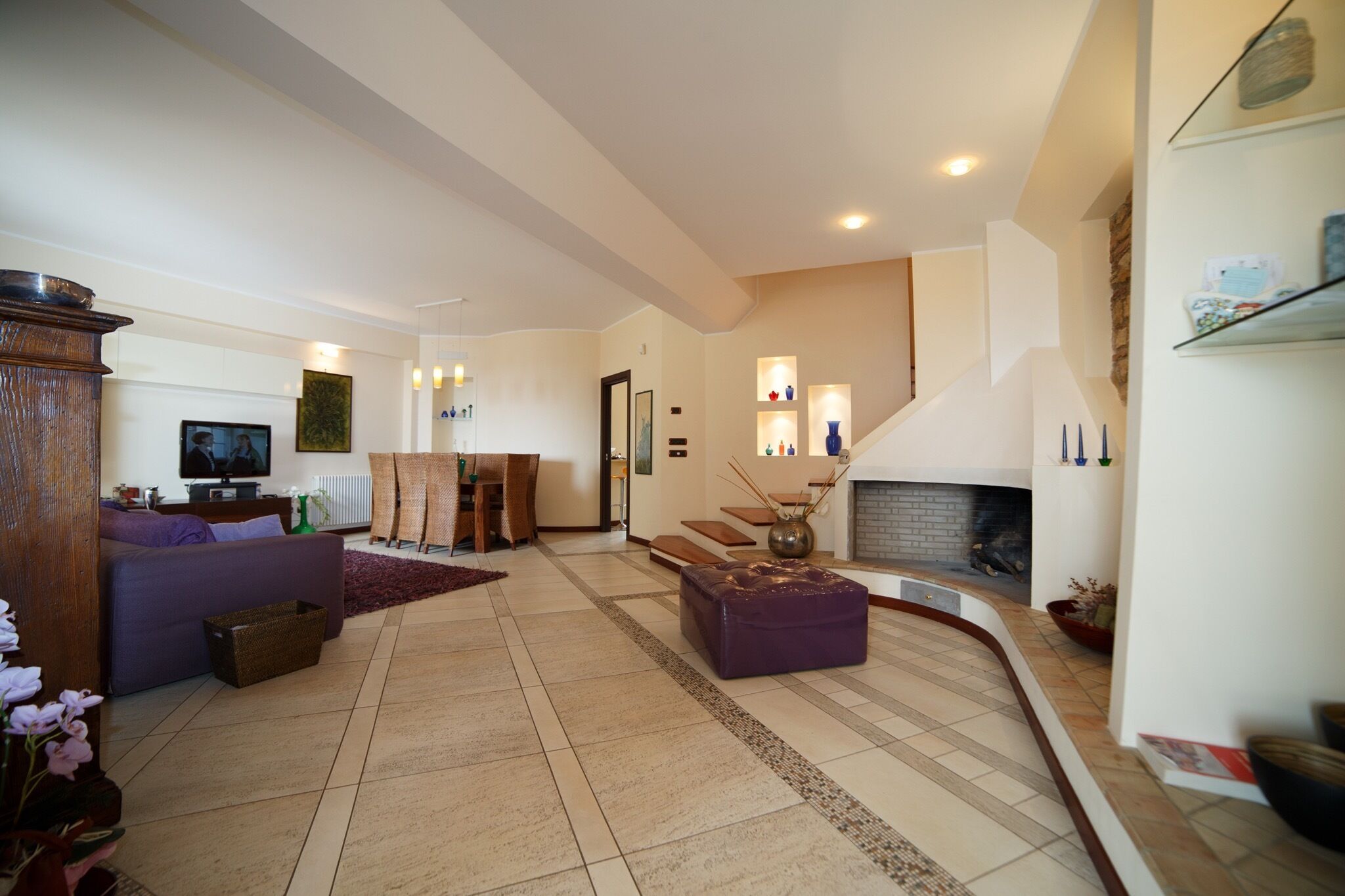 Télévision à écran plat, cheminée