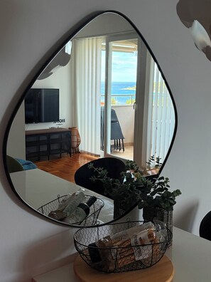 Smart TV, DVD player, livros