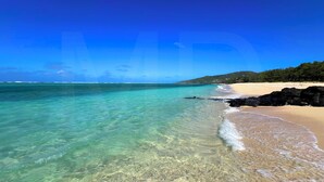 Una spiaggia nelle vicinanze
