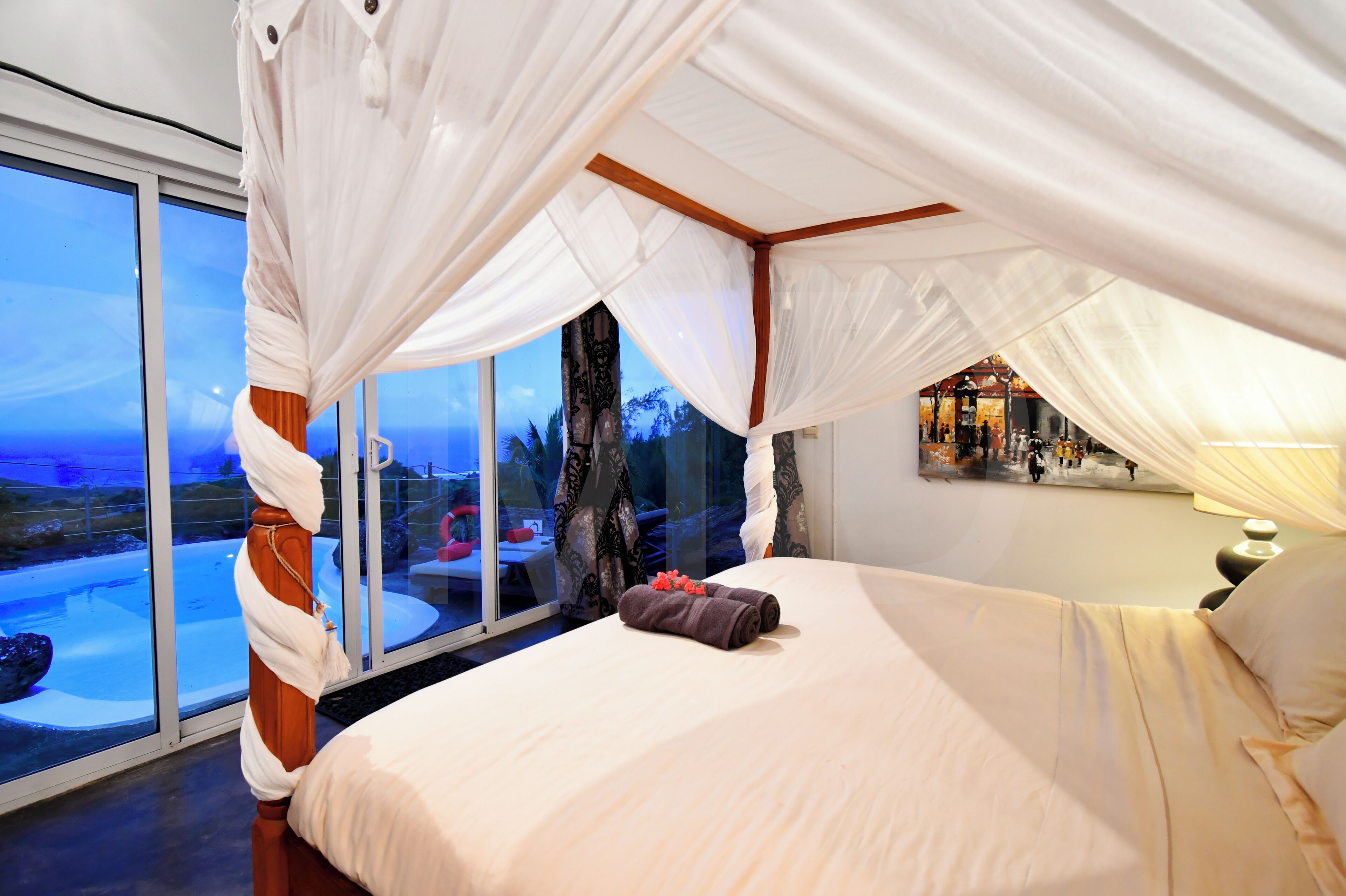 3 عدّة غرف نوم وخزنة داخل الغرفة ومكتب ومكواة/لوح كي