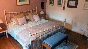 2 bedrooms, iron/ironing board, travel cot, free WiFi