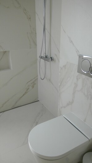 Duschwanne, Haartrockner, Bidet, Handtücher