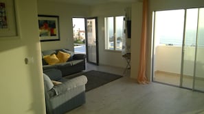 Smart TV, lareira, mesa de pingue-pongue, livros