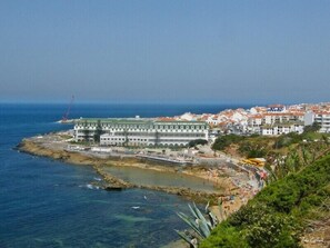 Playa en los alrededores y camastros