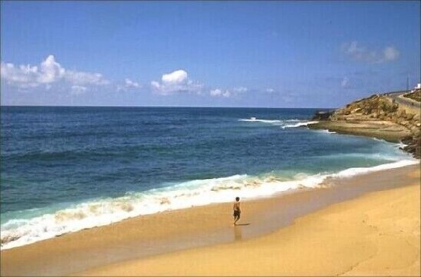 Perto da praia, espreguiçadeiras 