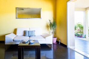 Smart TV, fireplace, DVD player, stereo