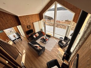 Smart TV, fireplace, books, stereo