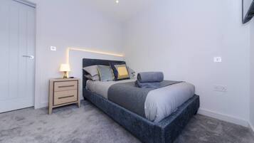 3 bedrooms, desk, iron/ironing board, internet