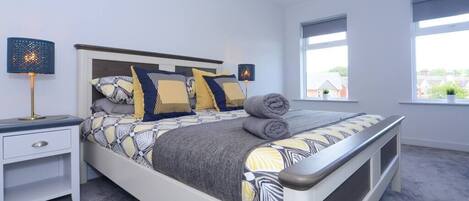 3 bedrooms, desk, iron/ironing board, bed sheets