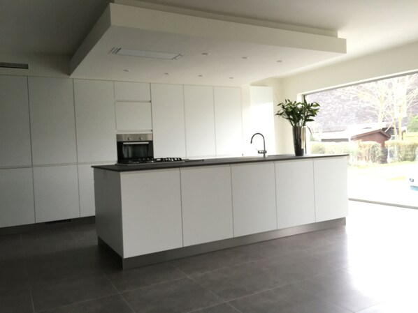 Een koelkast, een microgolfoven, een oven, een kookplaat