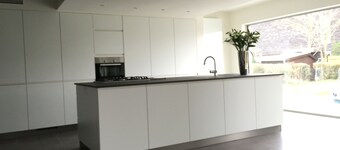 Romslig feriehus for 18 personer, 900 m fra stranden