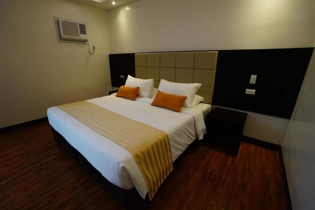 Standard Double Room | Minibar, in-room safe, desk, free WiFi
