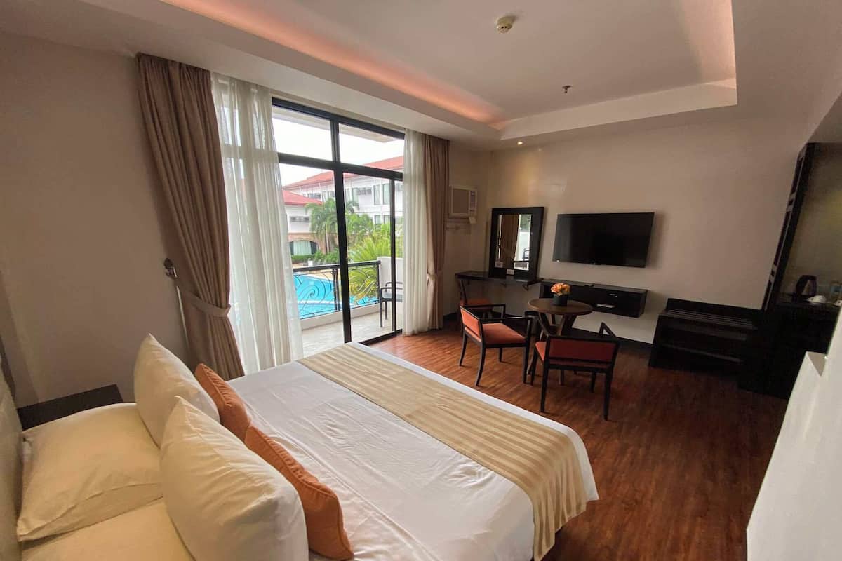 Executive Room | Minibar, in-room safe, desk, free WiFi