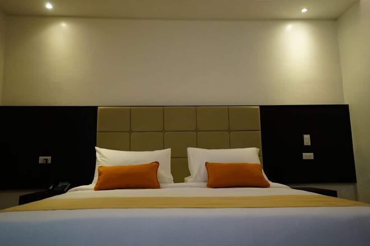 Minibar, in-room safe, desk, free WiFi