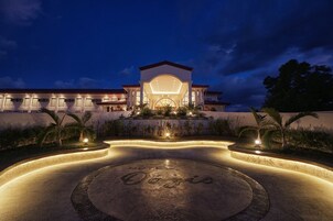 Fachada de la propiedad por la tarde o noche