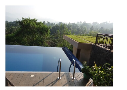 Tranquility in a golf and country resort- Luxury villa with live-in cook & staff