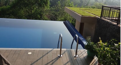 Tranquility in a golf and country resort- Luxury villa with live-in cook & staff