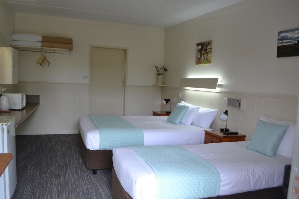 Twin Room | Desk, iron/ironing board, free WiFi, bed sheets