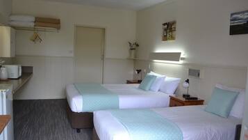 Twin Room | Desk, iron/ironing board, free WiFi, bed sheets
