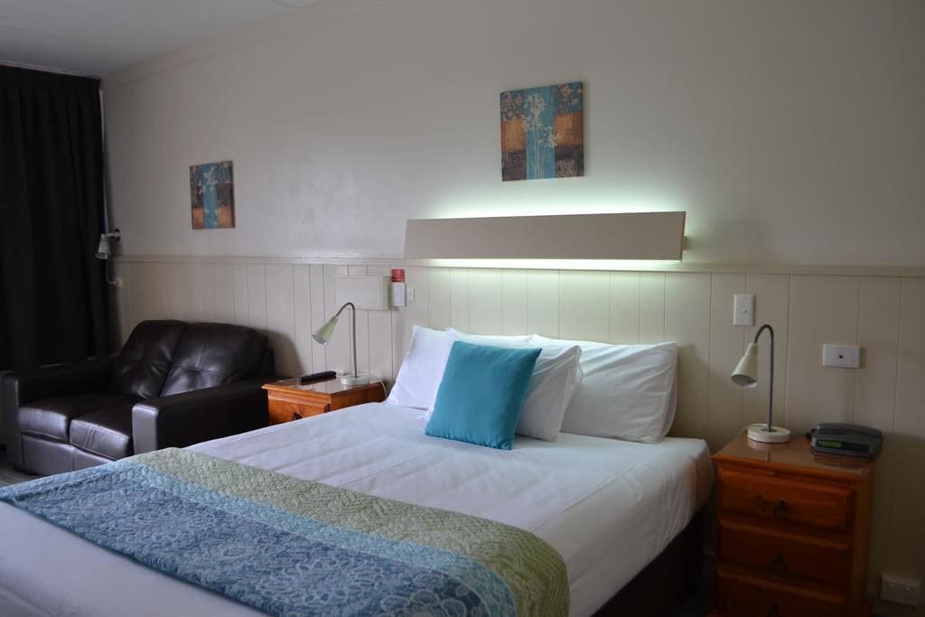 Escritorio, tabla de planchar con plancha, wifi gratis y ropa de cama 