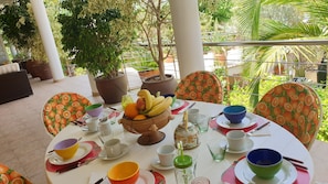 Outdoor dining - Magnificent Villa in Alfaz. September discount € 1600 / week. (Alfaz del Pi)