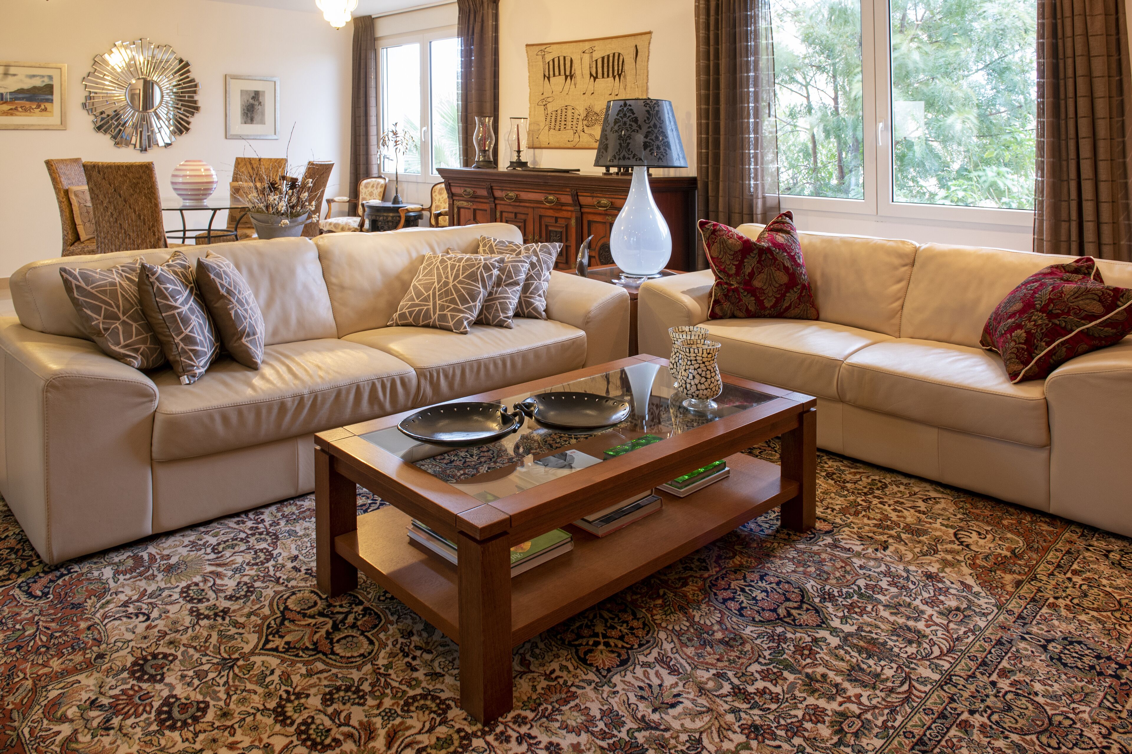 Télévision à écran plat, jeux vidéo, lecteur de DVD, livres