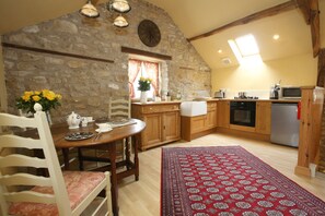 Fridge, microwave, oven, stovetop - Converted stable Mews Cottage with one king bed Sleigh bedroom (Kirkbymoorside)
