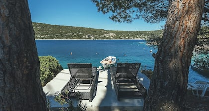 MAISON DE PLAGE SUR L'ĂLE, PISCINE CHAUFFĂE, PLAGE PRIVĂE, COMTĂ DE SPLIT