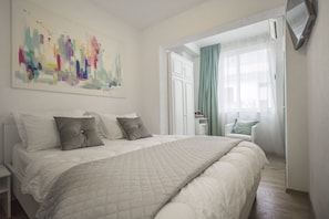 3 bedrooms, desk, iron/ironing board, travel crib