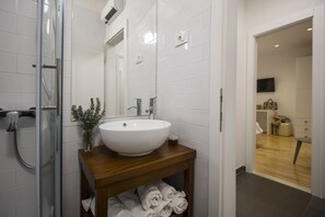 Dusche, Haartrockner, Handtücher, Seife