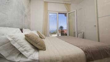 3 Schlafzimmer, Schreibtisch, Bügeleisen/Bügelbrett, Reisekinderbett