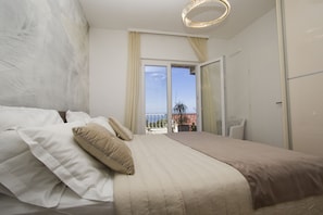 3 chambres, bureau, fer et planche Ă repasser, lit parapluie