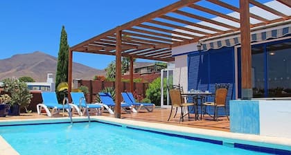 Lovely Villa, Air-con,Free Wi-Fi & Private Pool, In Las Coloradas,Playa Blanca.