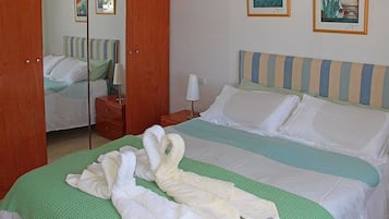 2 bedrooms, in-room safe, iron/ironing board, free WiFi