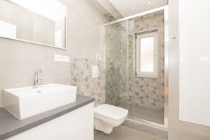 Kombinert dusj/badekar, hårføner og håndklær