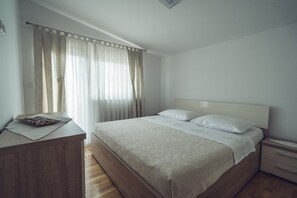 6 bedrooms, iron/ironing board, WiFi, bed sheets - COZY HOUSE HEATED POOL, NEAR BEACH IN SPLIT COUNTY (Imotski)