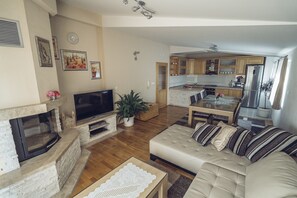 TV, fireplace, DVD player, table tennis - COZY HOUSE HEATED POOL, NEAR BEACH IN SPLIT COUNTY (Imotski)