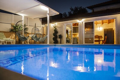 COZY HOUSE HEATED POOL, NEAR BEACH IN SPLIT COUNTY