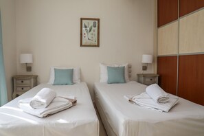 4 chambres, coffres-forts dans les chambres, fer et planche à repasser