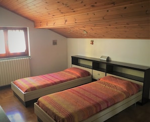 2 bedrooms, travel cot, free WiFi, bed sheets