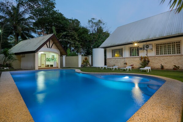 Una piscina al aire libre