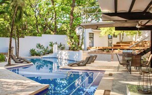 Una piscina al aire libre