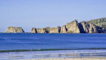 Vlak bij het strand, ligstoelen, strandlakens