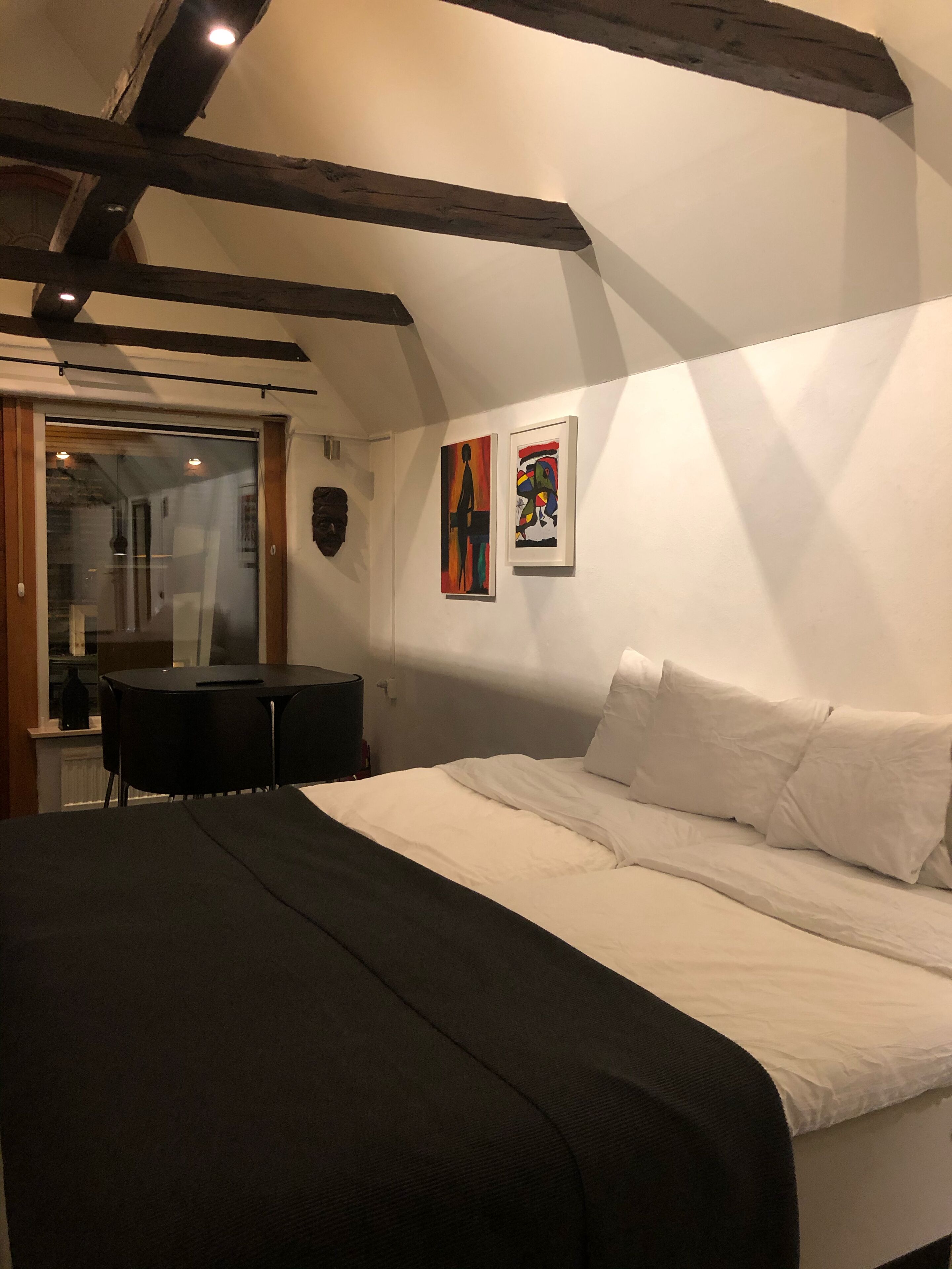 2 soverom, skrivebord, strykejern/-brett og wi-fi (inkludert)