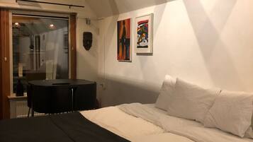 2 soverom, skrivebord, strykejern/-brett og wi-fi (inkludert)