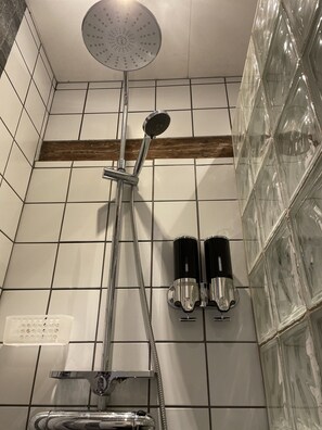 Enjoy a refreshing shower experience with a handheld showerhead, rain shower head, and handheld attachment.