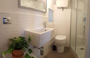 Douche, articles de toilette gratuits, sèche-cheveux, bidet