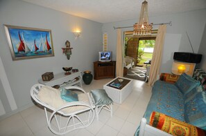 Maison Supérieure | Coin séjour | Télévision de 110 cm avec chaînes par satellite, lecteur de DVD