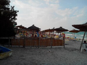 Ranta lähistöllä, rantapyyhkeitä