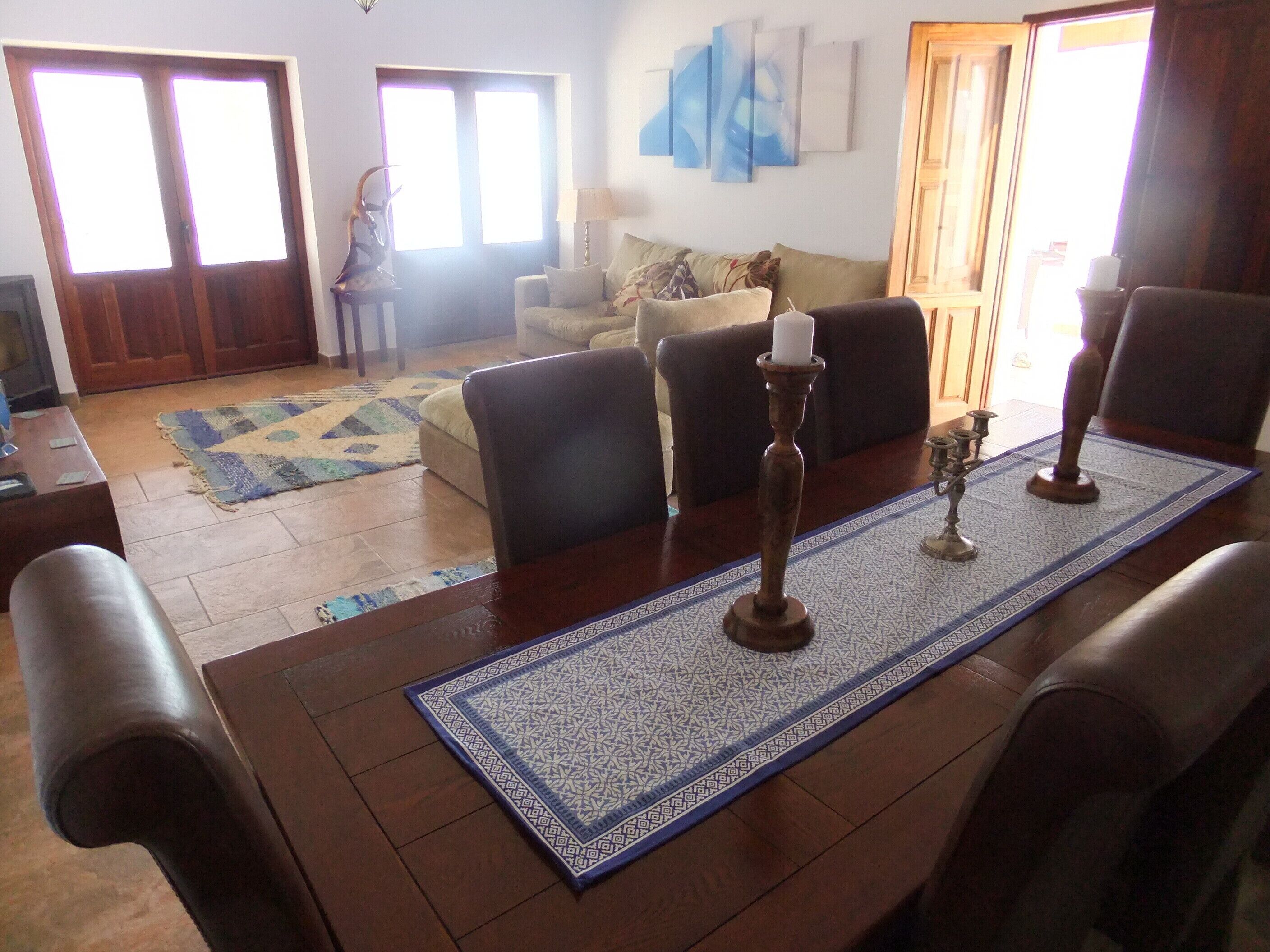 Una Smart TV, una chimenea, un reproductor de DVD